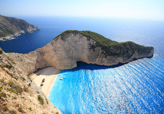 Navagio Bay mit dem berühmten Schiffswrack