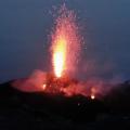 Feuerfontäne aus Vulkankrater