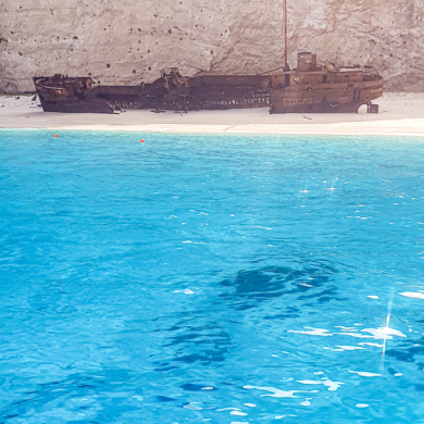 das berühmte Wrack bei fantastischer Wasserfarbe, HELMSail yachting
