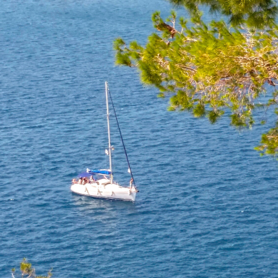 einlaufende Yacht, HELMSail yachting
