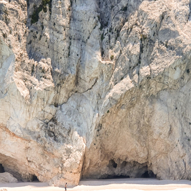 allein am Strand vor atemberaubender Kulisse, HELMSail yachting