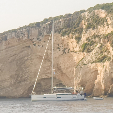 Boot in Bucht, HELMSail yachting