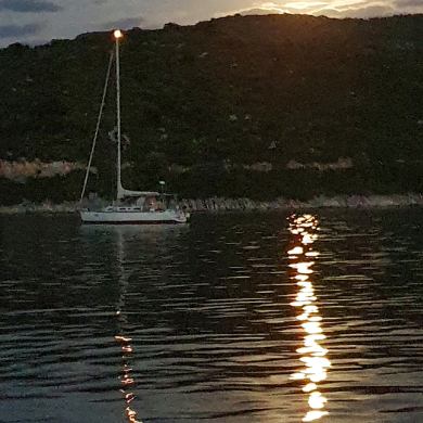 vor Anker bei Vollmond, HELMSail yachting