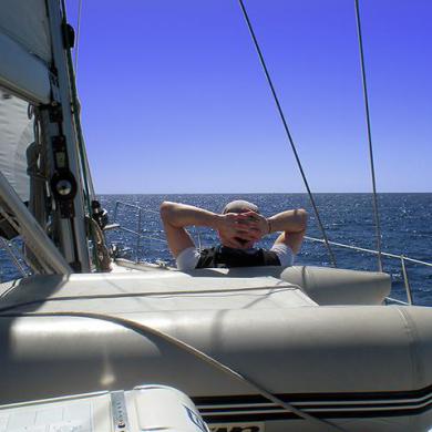 Entspannung pur auf dem Vordeck, HELMSail yachting
