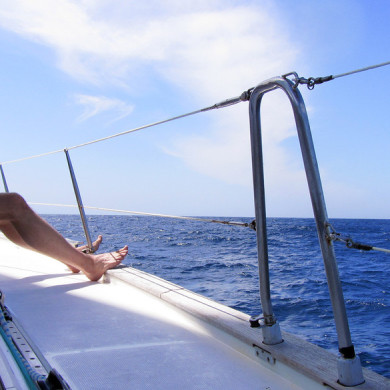 Füße mittschiffs in der Sonne, HELMSail yachting