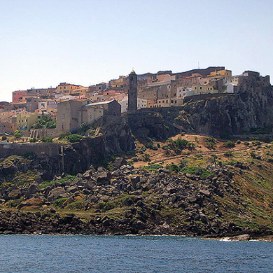 Stadtbild Castelsardo, HELMSail yachting