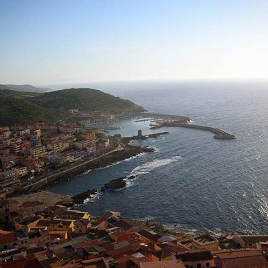 Marina Castelsardo von der Altstadt aus gesehen, HELMSail yachting