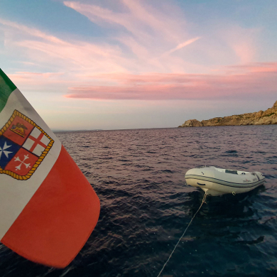 italienische Flagge am Abend, HELMSail yachting